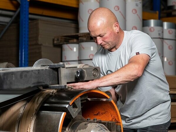 Alexander Voss arbeitet an der Längs- und Querteil-Anlage: »Diese Maschine läuft fast rund um die Uhr, denn wenn die stillsteht, kann kein PREFA-Produkt gefertigt werden.«