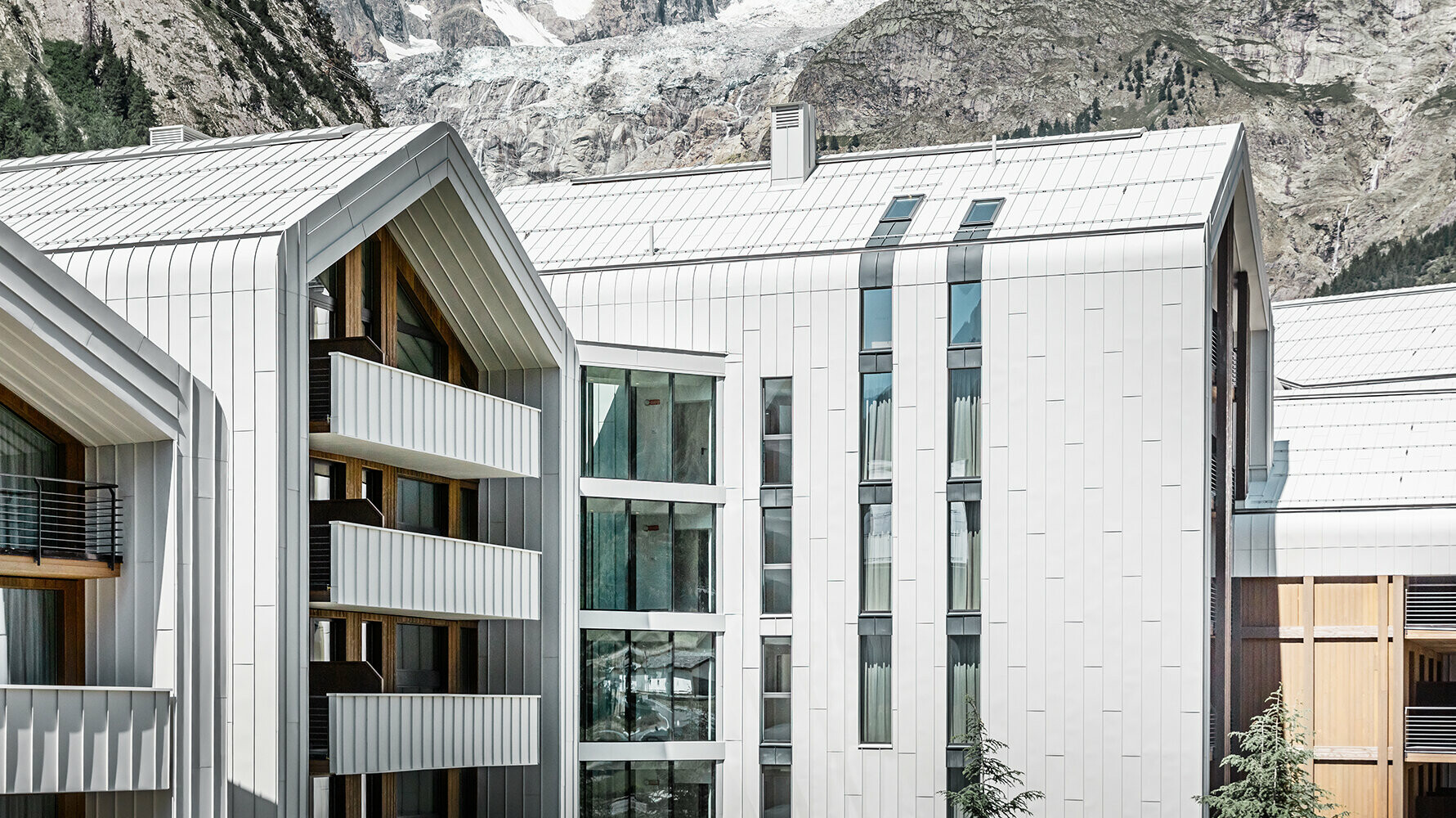 Neugebautes Hotel in Italien mit PREFALZ Dach- und Fassadenverkleidung in den Farben Weiß und Anthrazit