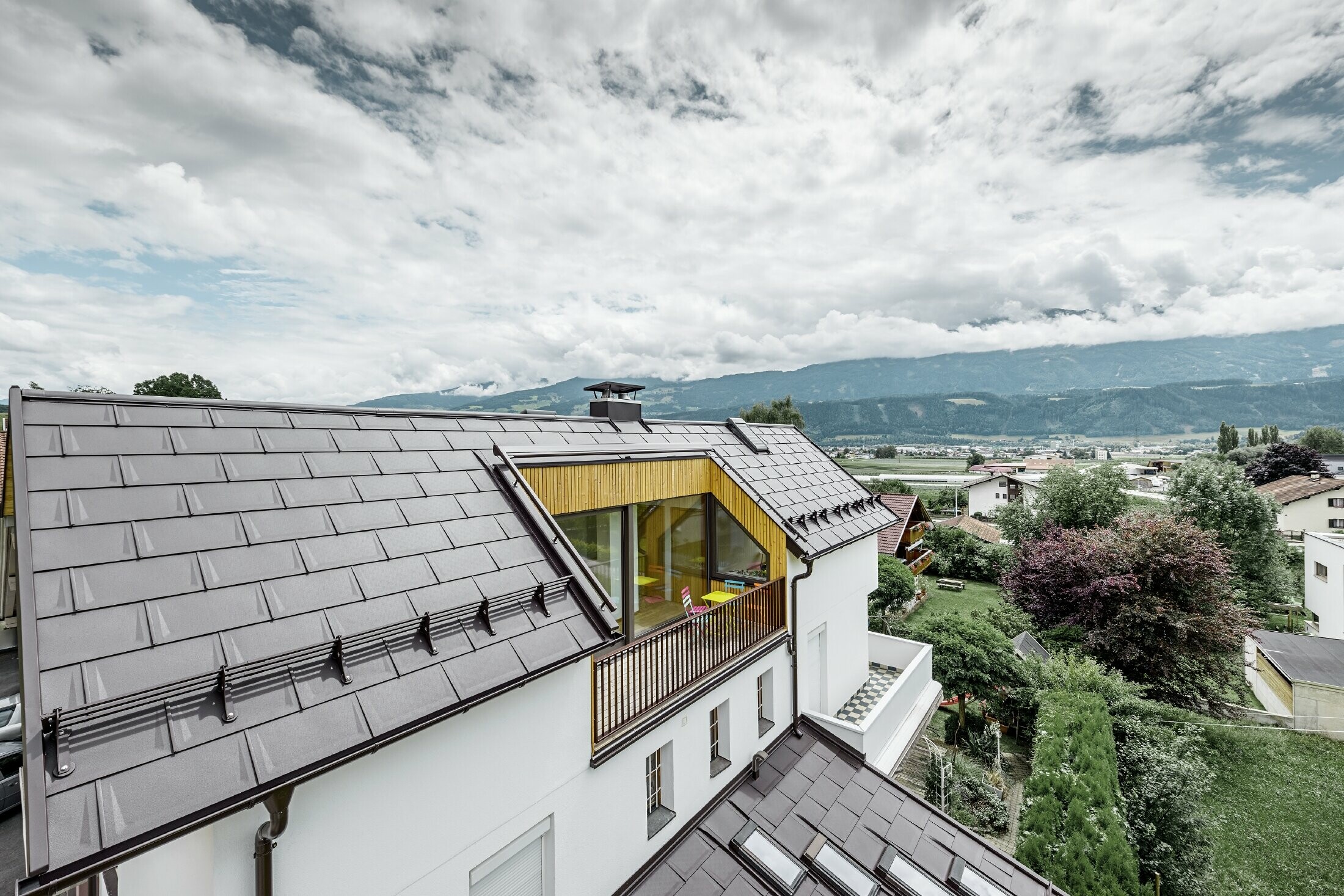 Paar sitzt beim romantischen Abendessen, allerdings regnet es im Haus, da das Dach fehlt. Holen Sie sich jetzt Ihr Angebot für ein neues Dach oder eine neue Fassade!