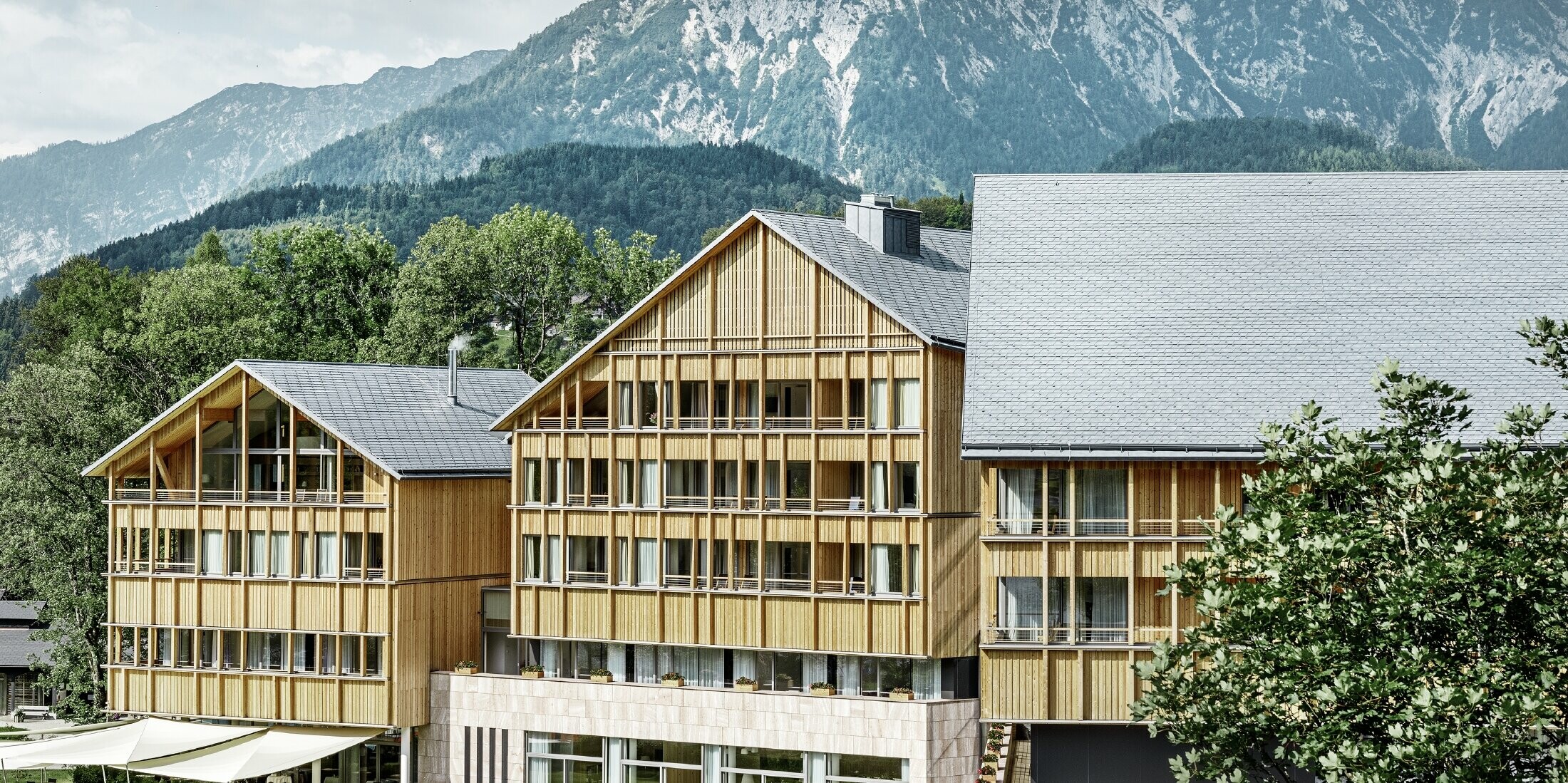 Hotel Vivamayr in Altaussee mit Holzfassade und PREFA Dachschindel Dach