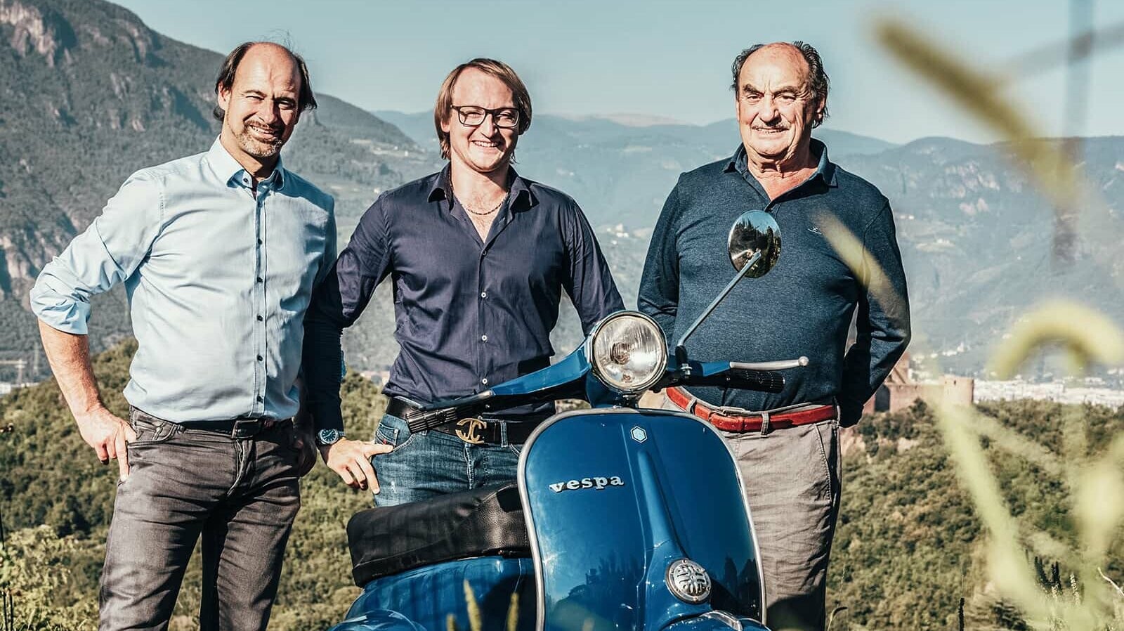 Die 3 Hotelprofis des Teams vom Planstudio Pedereiva. Im Vordergrund ist eine blaue Vespa zu sehen.