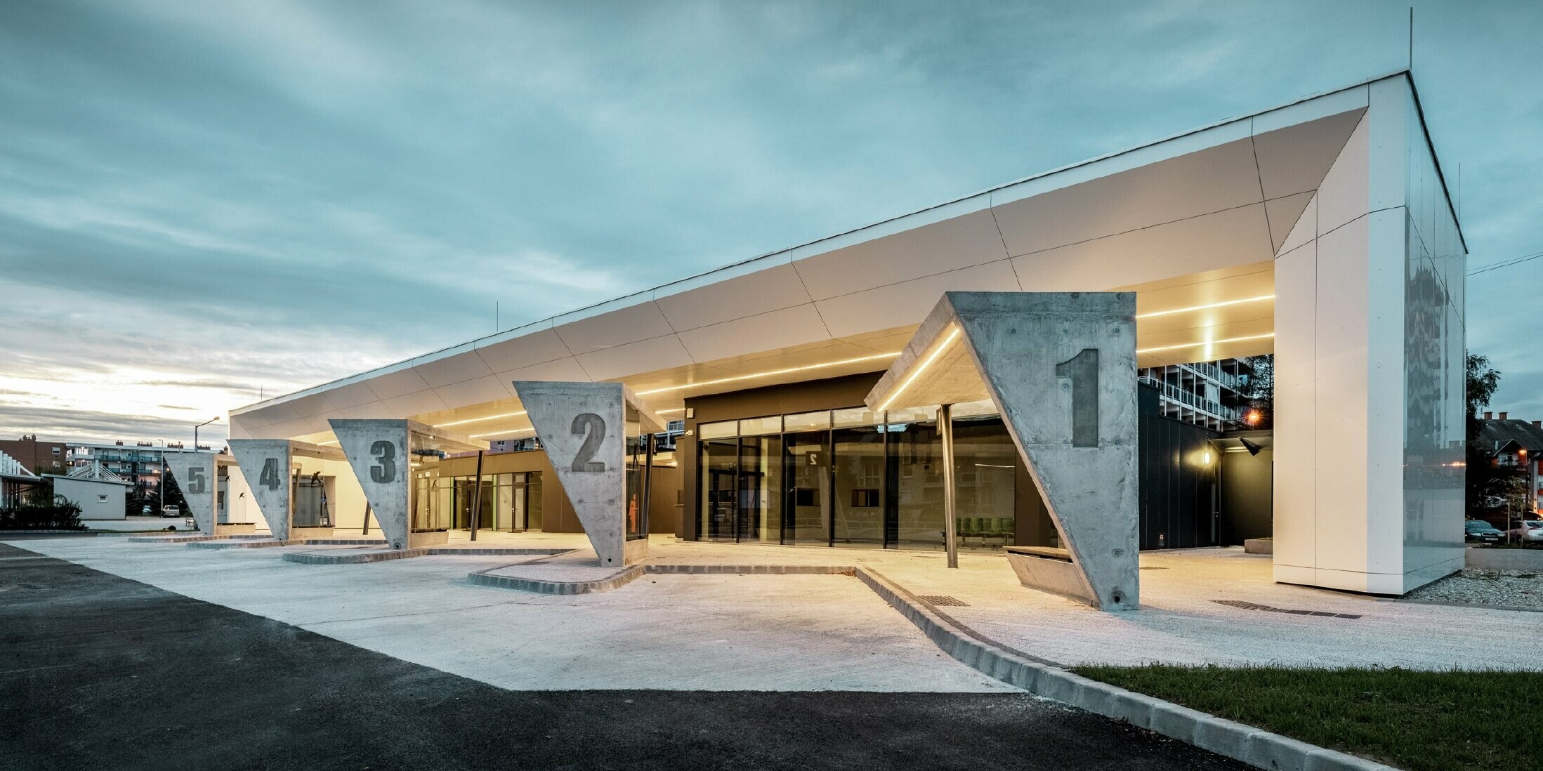 Modern gestalteter Busbahnhof in Lenti, Untersichten sind mit der PREFABOND Aluminium Verbundplatte in Reinweiß verkleidet