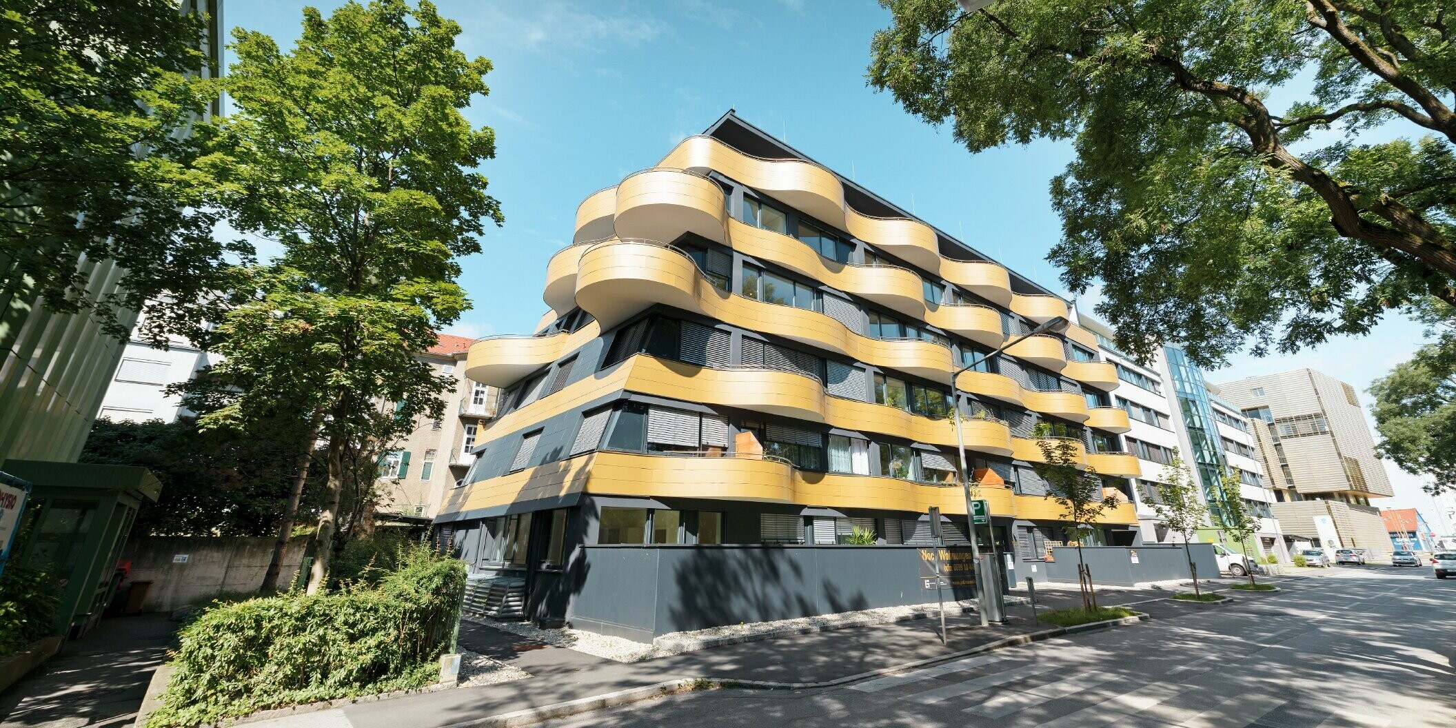 Wohnhausanlage "goldene Welle" in Graz, Österreich, mit der Aluminium Verbundplatte in Gold, die Balkone wurden in Wellen gerundet 