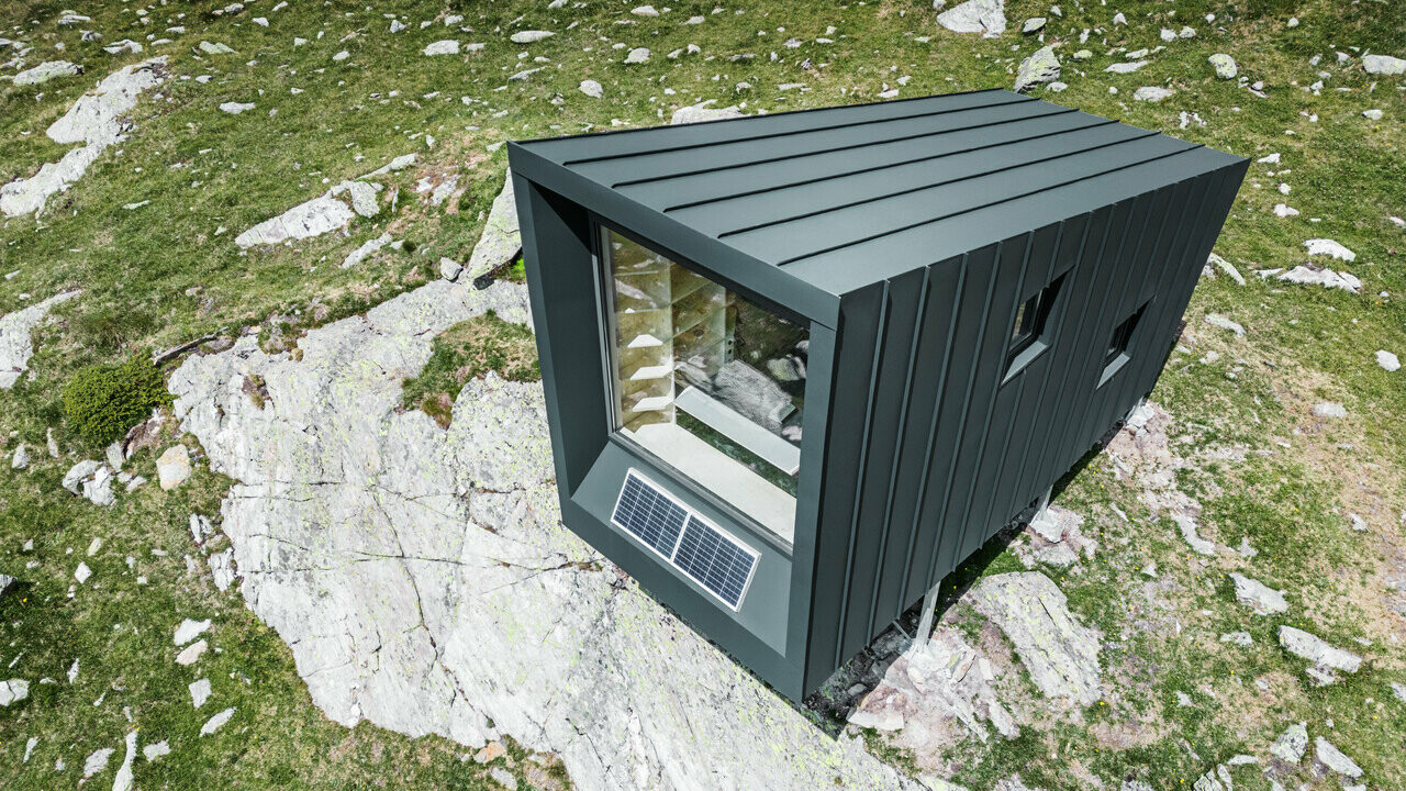 Diese kleine Hütte mit PREFA Aluminium bietet aufgrund seiner großzügigen Frontscheibe einen atemberaubenden Blick auf die Gipfel der Viertausender in den italienischen Alpen. Zudem besticht sie mit erstklassigen Ausblicken durch drei weitere Fenster nach Osten und Westen.