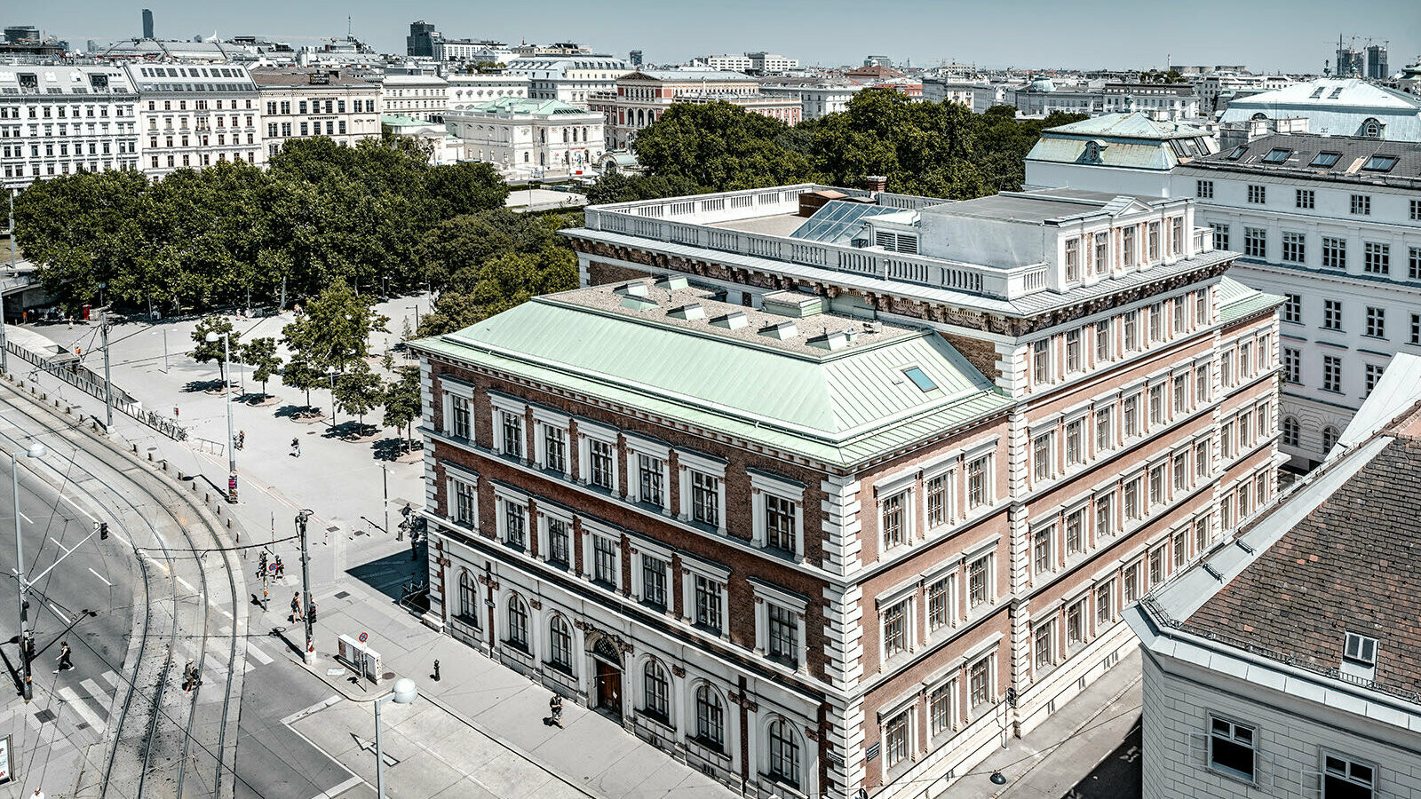 Die Evangelische Volkschule am Wiener Karlsplatz aus der Vogelsperspektive.