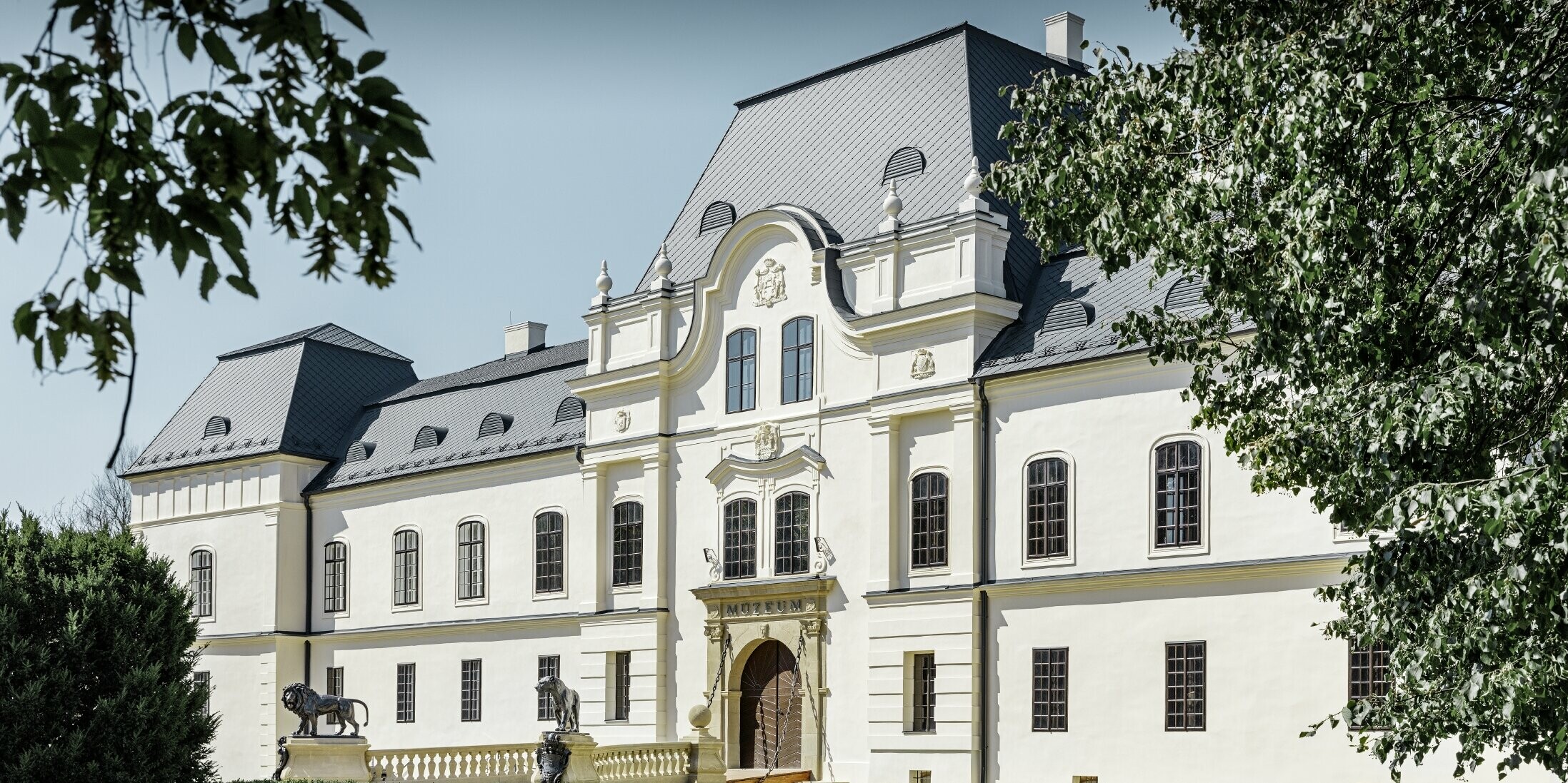 Schloss Humenné ist im Stil der Renaissance gebaut und wurde mit der PREFA Dachraute in anthrazit neu eingedeckt