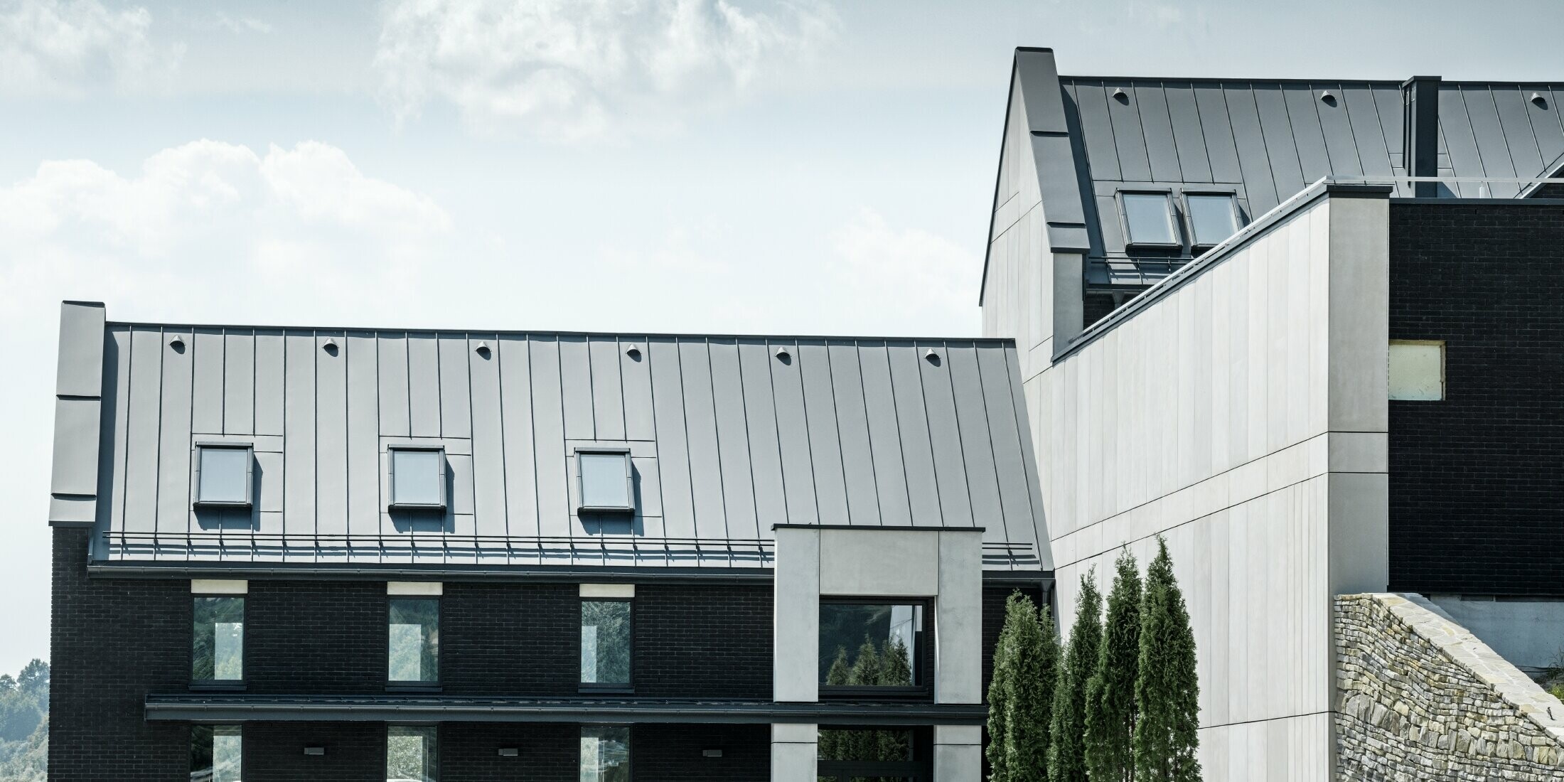 Haus des Steines eingedeckt in Prefalz in P.10 Anthrazit